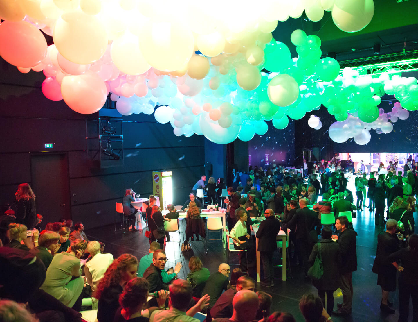 Ballonwolke als Deckendekoration bei einer Veranstaltung