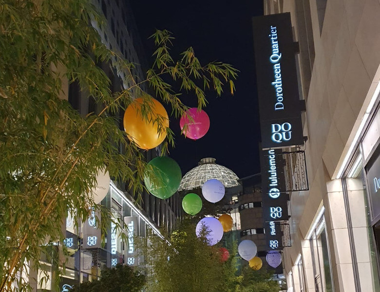 Riesenballons über einer Einkaufstrasse