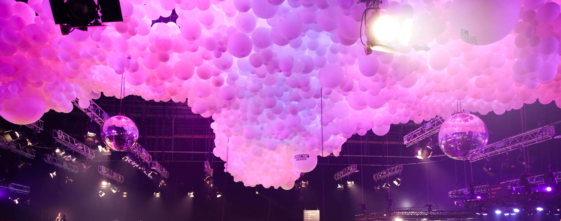 Große Ballonwolke an der Decke einer Diskothek